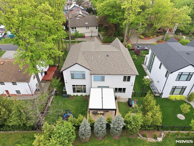 29 Roslyn Avenue, Englewood Cliffs, NJ 07632