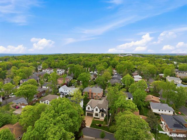 29 Roslyn Avenue, Englewood Cliffs, NJ 07632