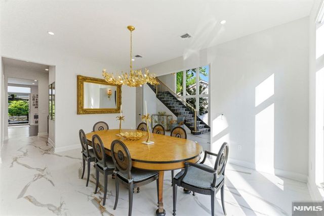 29 Roslyn Avenue, Englewood Cliffs, NJ 07632