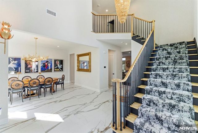 29 Roslyn Avenue, Englewood Cliffs, NJ 07632