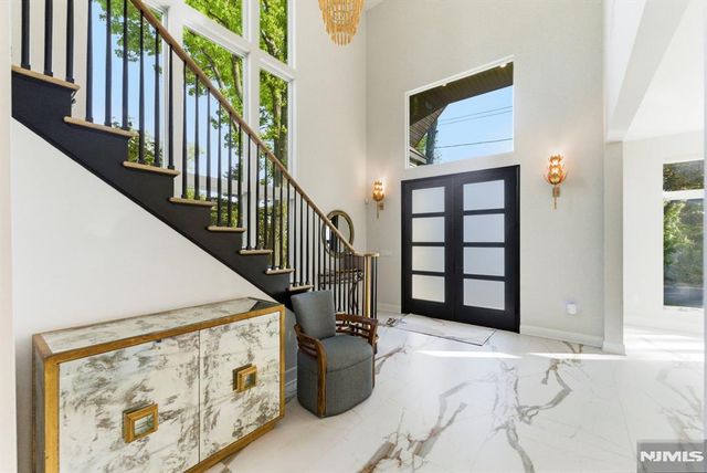 29 Roslyn Avenue, Englewood Cliffs, NJ 07632
