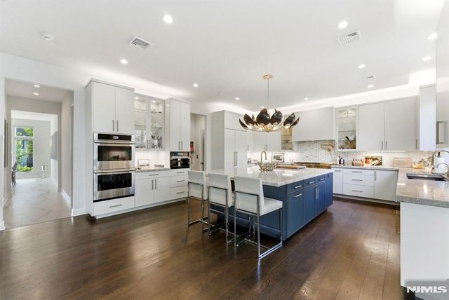 29 Roslyn Avenue, Englewood Cliffs, NJ 07632