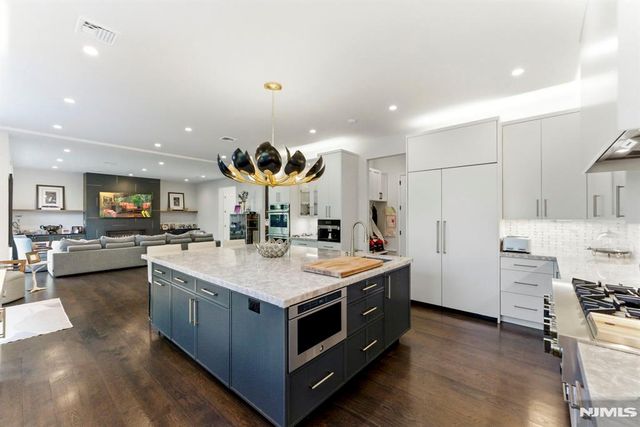 29 Roslyn Avenue, Englewood Cliffs, NJ 07632