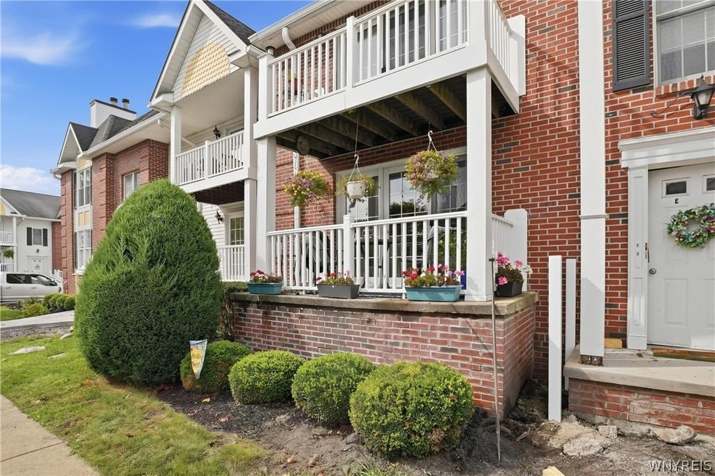 960 Hopkins Road E, Amherst, NY 14221