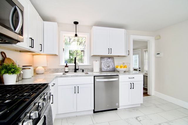 1657 Carew St, Springfield, MA 01104