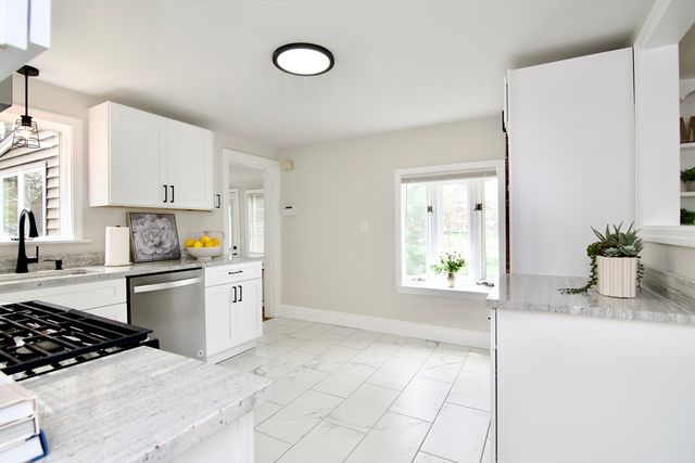 1657 Carew St, Springfield, MA 01104