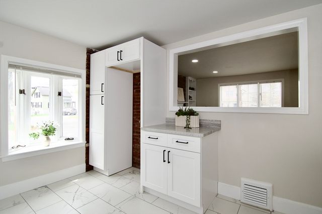 1657 Carew St, Springfield, MA 01104