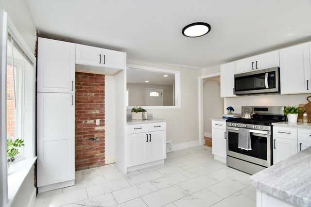 1657 Carew St, Springfield, MA 01104