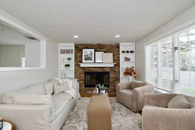 1657 Carew St, Springfield, MA 01104