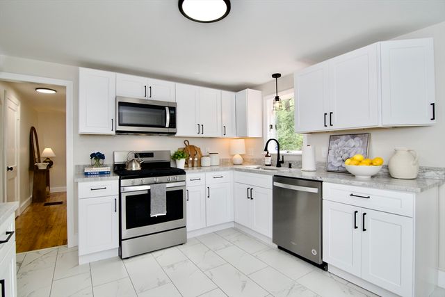 1657 Carew St, Springfield, MA 01104