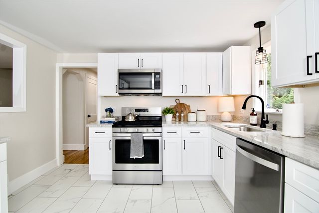 1657 Carew St, Springfield, MA 01104