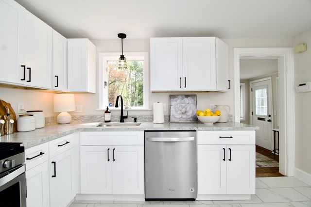 1657 Carew St, Springfield, MA 01104