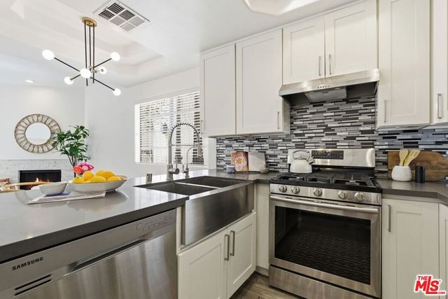 11110 Camarillo Street 122, Toluca Lake, CA 91602