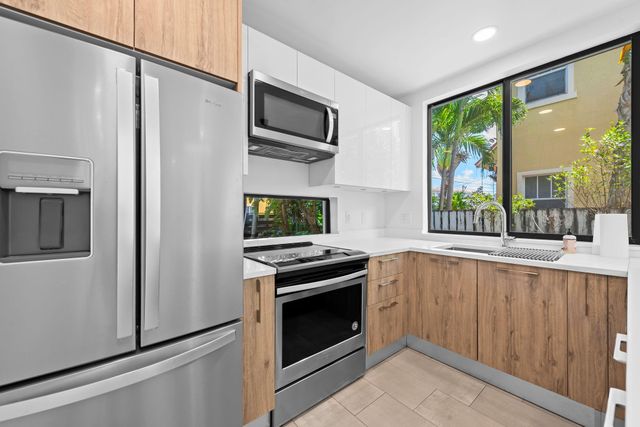 722 NE 15th Ave 2, Fort Lauderdale, FL 33304