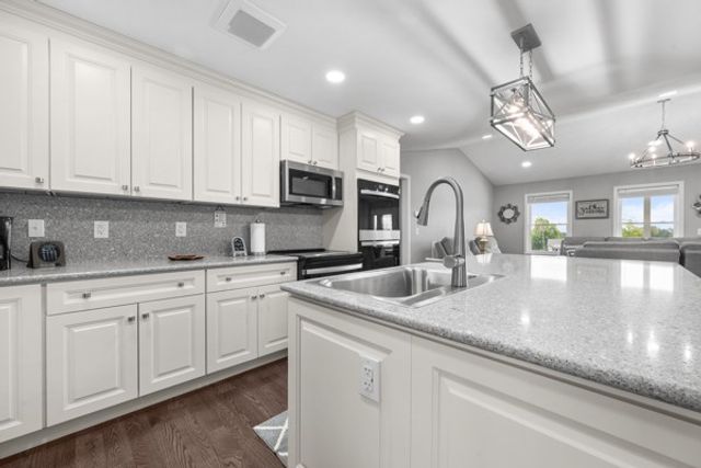 1385 Valley Home Rd, Dandridge, TN 37725