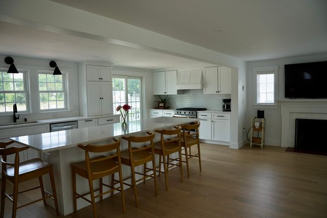 86 Abigail Adams Cir, Weymouth, MA 02191