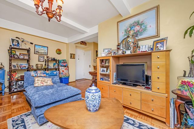 1560 Metropolitan Avenue 5B, Bronx, NY 10462