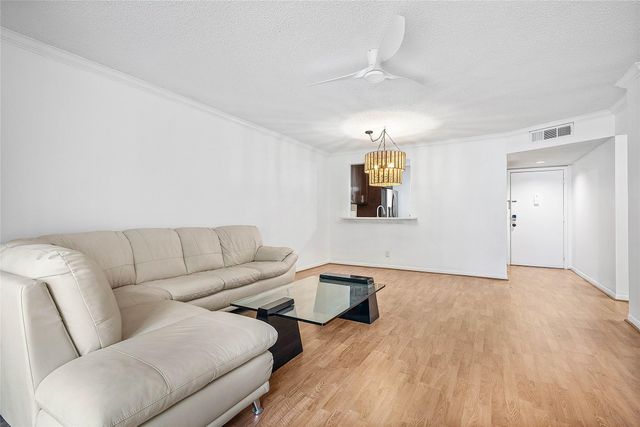 5280 Las Verdes Cir 202, Delray Beach, FL 33484