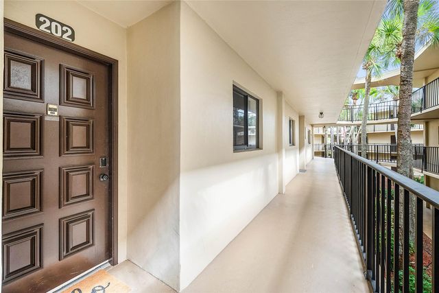 5280 Las Verdes Cir 202, Delray Beach, FL 33484