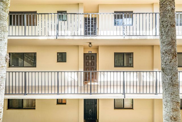 5280 Las Verdes Cir 202, Delray Beach, FL 33484