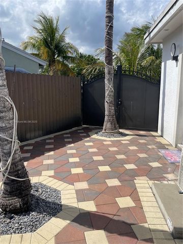 240 NE 27th St 1, Pompano Beach, FL 33064