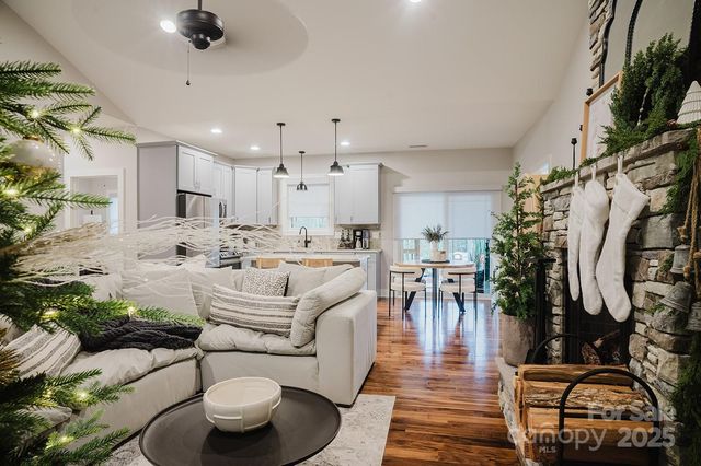 140 Gosling Drive, Hendersonville, NC 28792