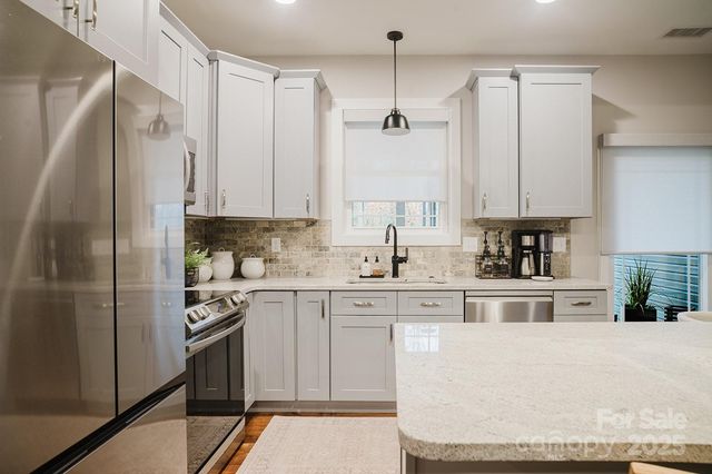 140 Gosling Drive, Hendersonville, NC 28792