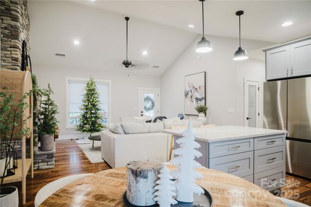 140 Gosling Drive, Hendersonville, NC 28792