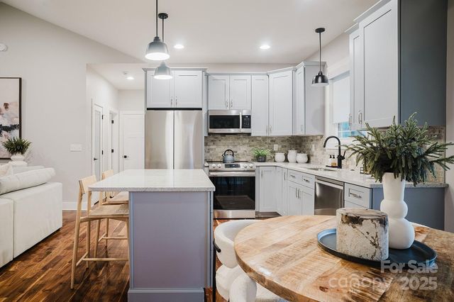 140 Gosling Drive, Hendersonville, NC 28792