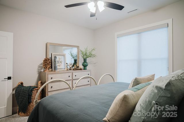 140 Gosling Drive, Hendersonville, NC 28792