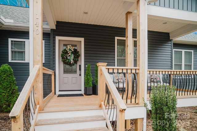 140 Gosling Drive, Hendersonville, NC 28792