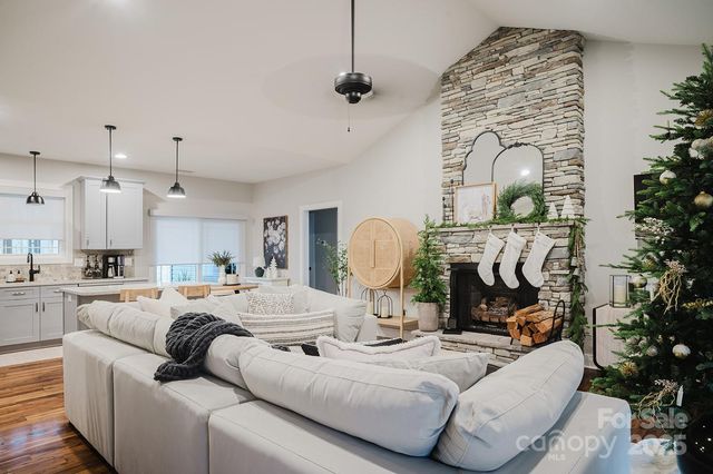 140 Gosling Drive, Hendersonville, NC 28792