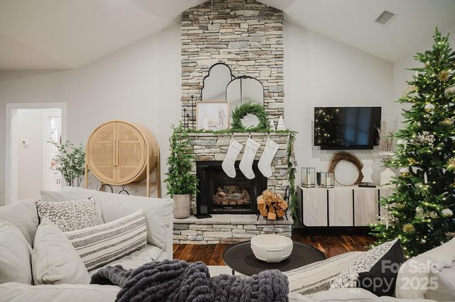 140 Gosling Drive, Hendersonville, NC 28792