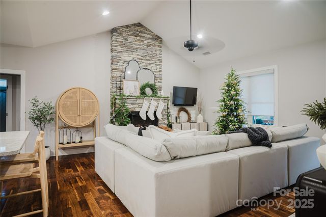 140 Gosling Drive, Hendersonville, NC 28792