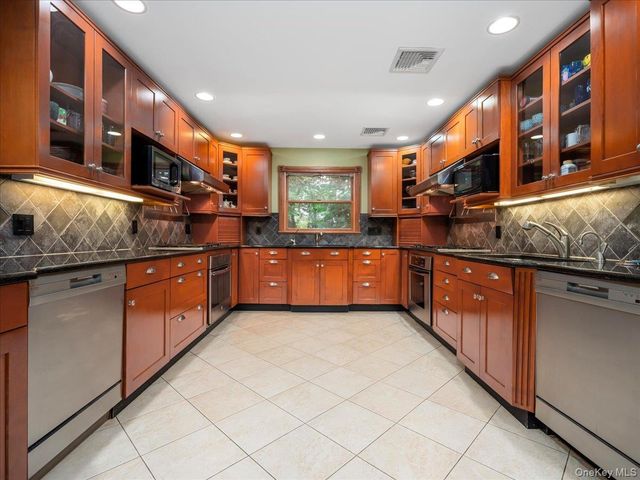 10 Rockingham Road, Spring Valley, NY 10977
