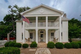 200 Bluff ST, Dripping Springs, TX 78620