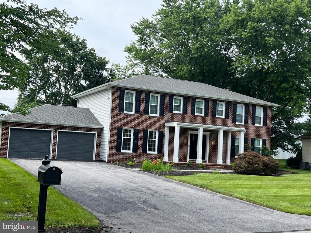 820 GLENEAGLES DR, York, PA 17404