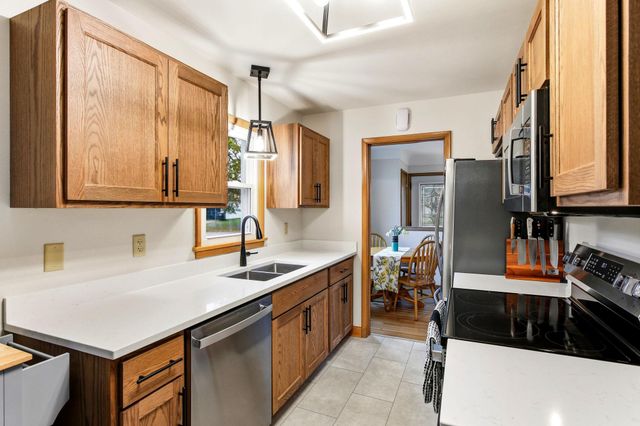1440 Lydia Avenue W, Roseville, MN 55113