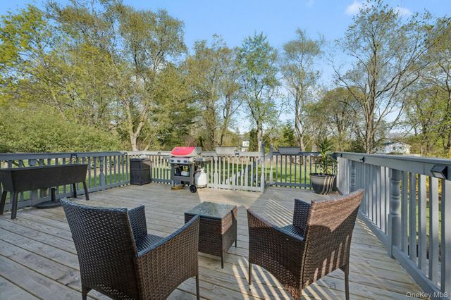 27 Frontier Lane, East Northport, NY 11731