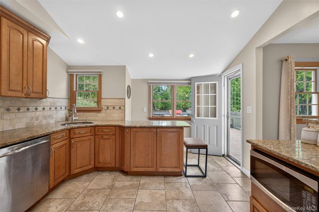 27 Frontier Lane, East Northport, NY 11731