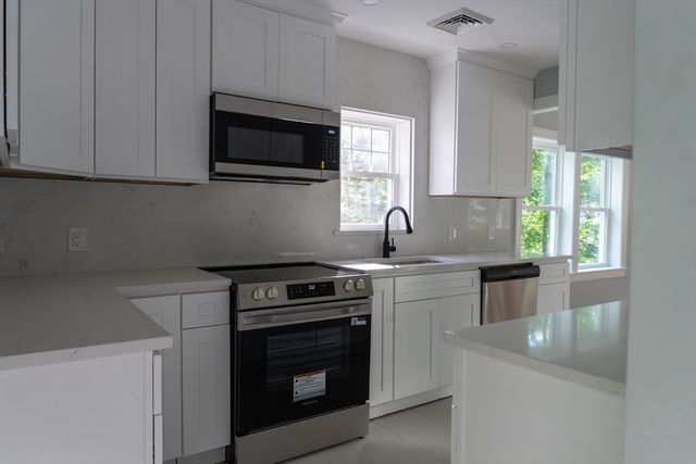 177 Hartford Ave E, Uxbridge, MA 01569