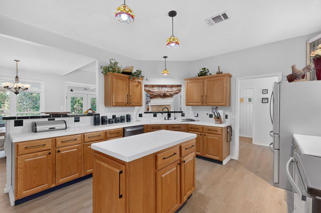 609 S LAKE CREEK DR, Round Rock, TX 78681