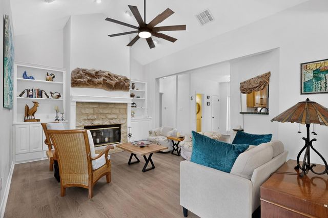 609 S LAKE CREEK DR, Round Rock, TX 78681