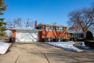910 E Kimber Drive, Arlington Heights, IL 60005