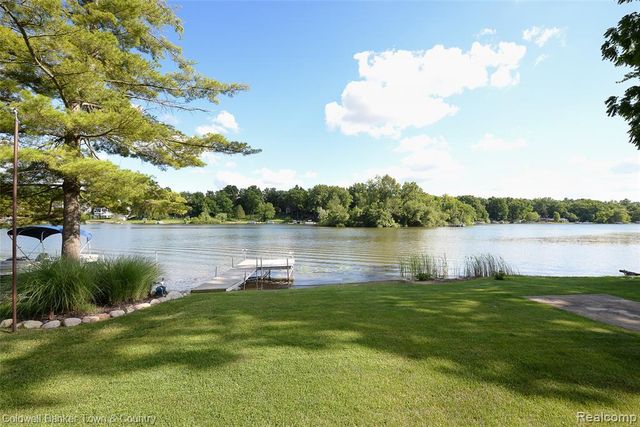 11634 Island Court, Hartland, MI 48353