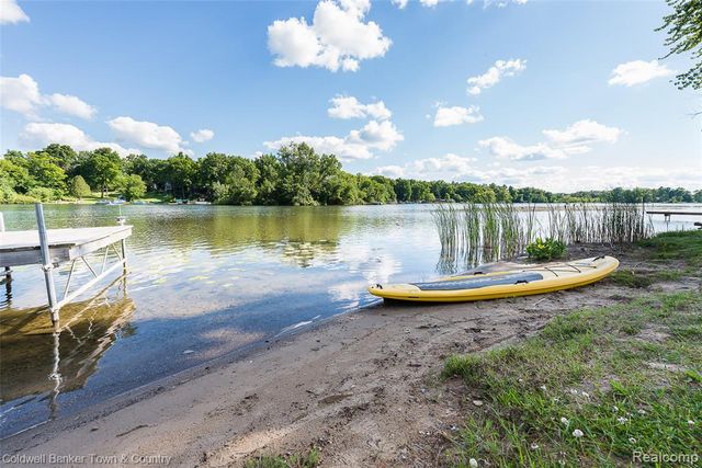 11634 Island Court, Hartland, MI 48353