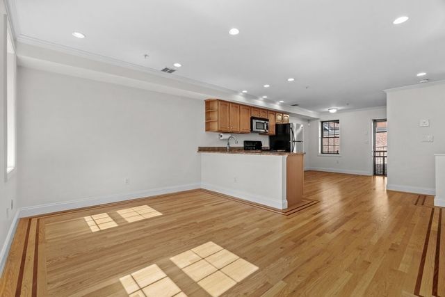 11 Wiget St 4, Boston, MA 02113