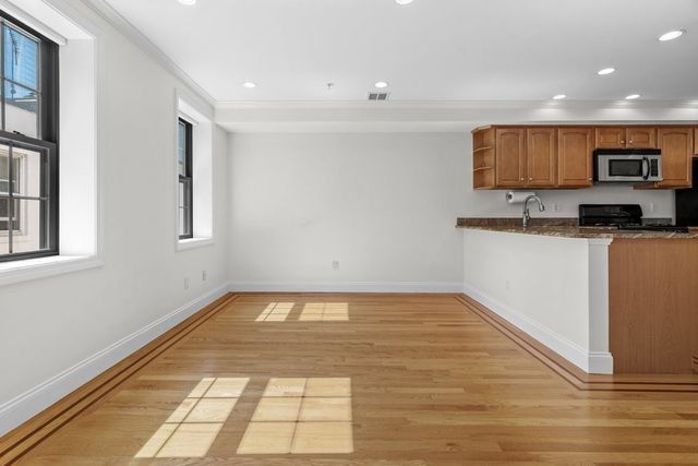 11 Wiget St 4, Boston, MA 02113