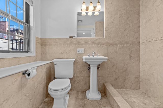 11 Wiget St 4, Boston, MA 02113