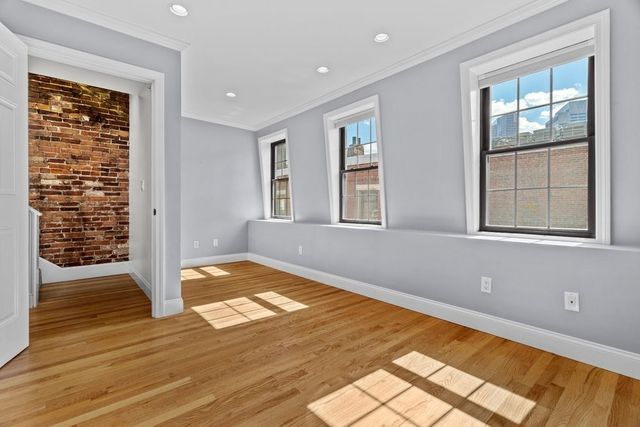 11 Wiget St 4, Boston, MA 02113